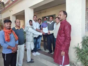 फाइल फोटो.रेलवे अधिकारी को ज्ञापन देते गोविंद यादव, चंदन गुप्ता, भानू चौहान आदि
