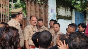 घटनास्थल पर उपस्थित कोतवाली प्रभारी व क्षेत्राधिकारी