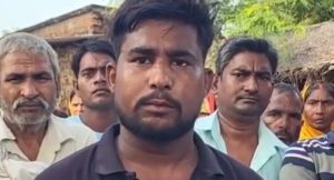 मीडिया से बात करता मृतक का छोटा भाई
