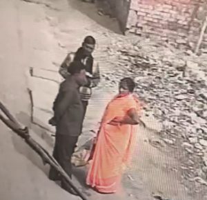महिला से बात चीट करते ठग की CCTV फोटो 
