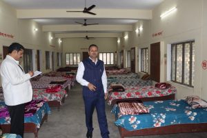 रैन बसेरा का निरीक्षण करते जिलाधिकारी 