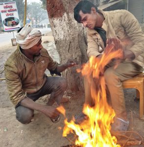 बुधवार की सुबह बढ़ी ठंड और गलन में अलावा के सहारे लोग