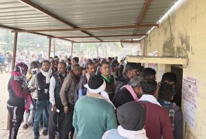 फूलपुर में योजना का लाभ लेने के लिए रजिस्ट्रेशन करने के लिए लगी उपभोक्ताओं की भीड़